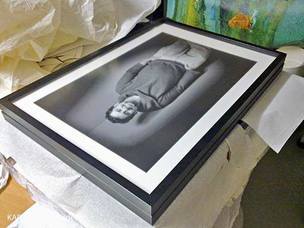 Museokelvot valokuvateokset: pigmenttivedos, mattalasikehys vitriinilistalla, Peter Forsgard, 11/2011