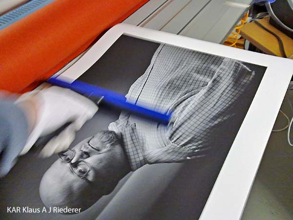 Museokelvot valokuvateokset: pigmenttivedos, mattalasikehys vitriinilistalla, Peter Forsgard, 11/2011