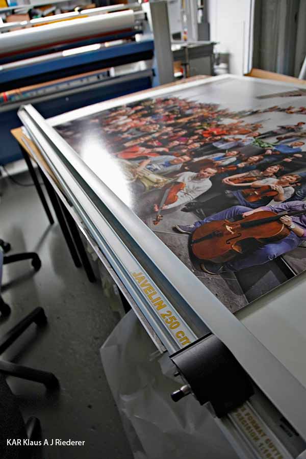 Valokuvanayttelyn valmistaminen Oopperalle: pigmenttivedostaminen KAPA-Mount pohjustaminen, Kansallisoopperan orkesteri 50 vuotta, 08/2013