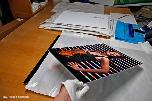 Valokuvanayttelyn valmistaminen Oopperalle: pigmenttivedostaminen KAPA-Mount pohjustaminen, Kansallisoopperan orkesteri 50 vuotta, 08/2013